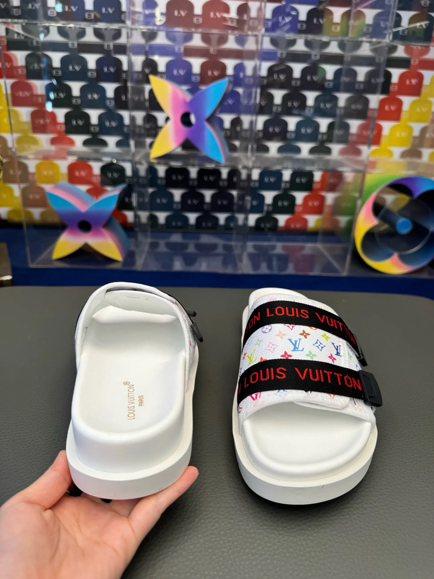 [L Home] P: 340💰Size: 38-45 Top purchasing lv men's summer slippers, classic presbyopia with soft real leather lining, unique color splicing effect, distinctive personality, fashionable and trendy essential style, light and comfortable. Lightweight and tough rubber insole, micro ridged foam outsole, super comfortable!